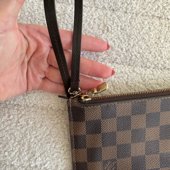 Louis Vuitton neverfull pouch 𝙞𝙣 𝘿𝙖𝙢𝙞𝙚𝙧 wristlet - Picture 2 of 6